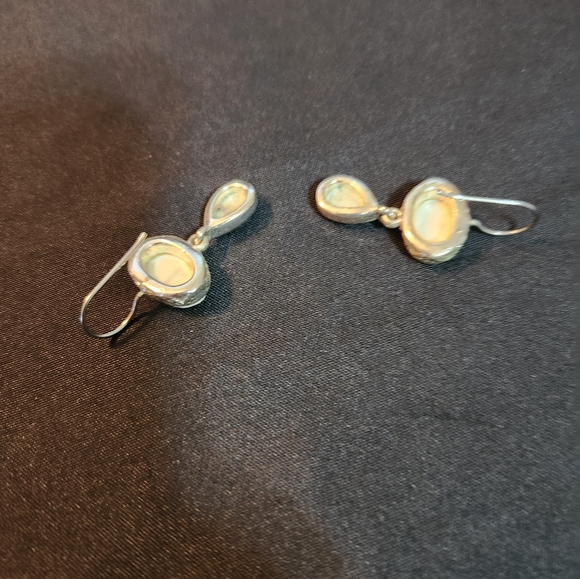 Vintage pair of womens dangle turquoise color and unique pair of earrings - Picture 4 of 5